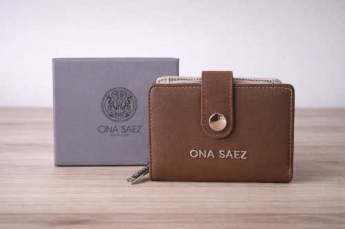 Billetera Ona Saenz chica caja tostada