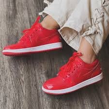 AIR JORDAN RETRO 1 LOW