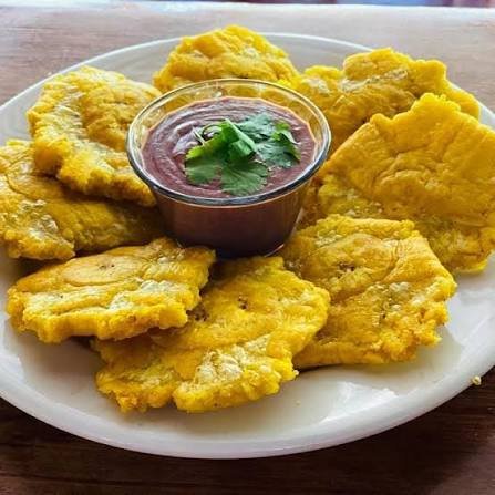 PATACONES CON FRIJOLES MOLIDOS