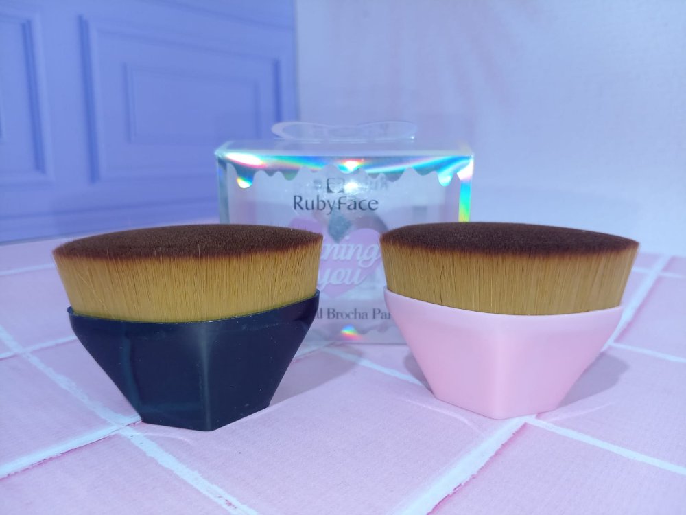 Brocha viral para base Ruby Face