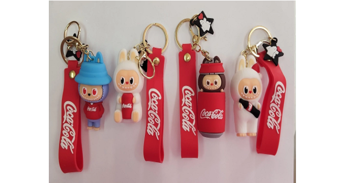 Chaveiro emborrachado Labubu Coca-Cola