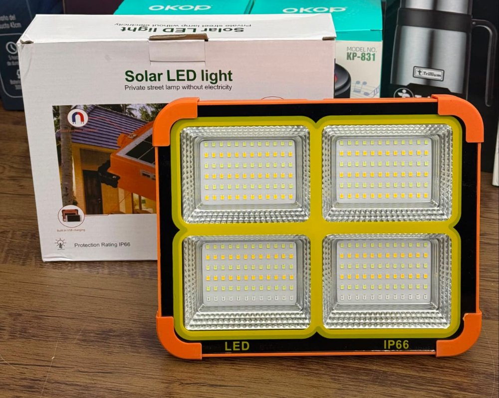 Reflector LED Solar Recargable IP66