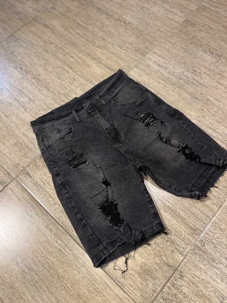 bermuda negro con roturas