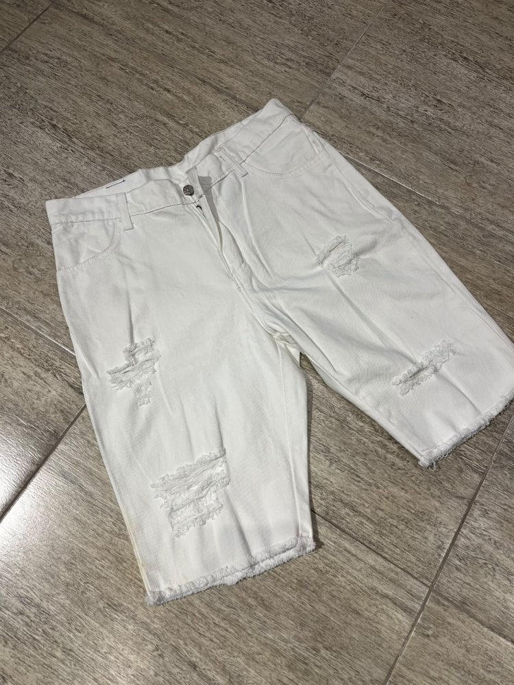 bermuda blanca con rotura