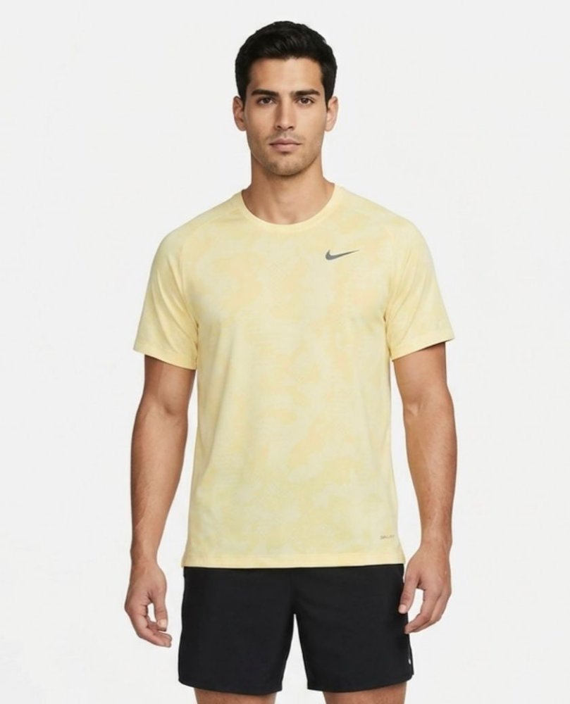 Franela NIKE amarilla M logo plateado