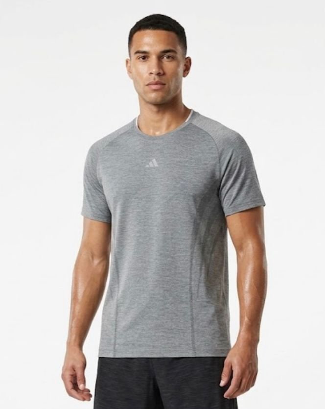 Franela ADIDAS gris M  logo plateado