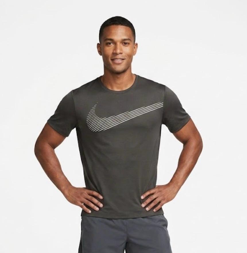 Franela NIKE gris oscuro con logo grande al frente M