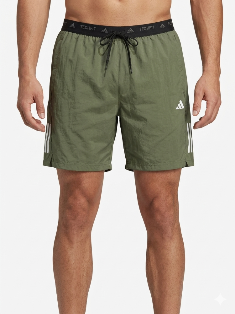 Short L verde oliva sin licra ADIDAS detalles y logo blanco