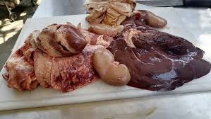 MENUDOS Y TRIPAS Y SANGRE