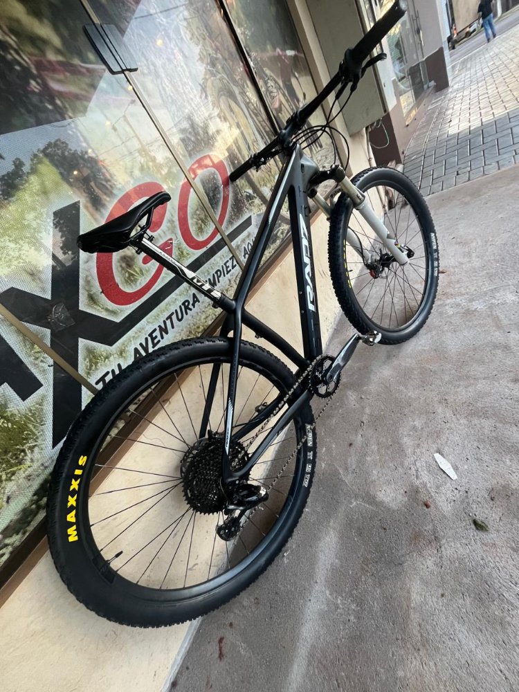 BICICLETA RAD7 CARBON TAMAÑO M 17 NEGRO