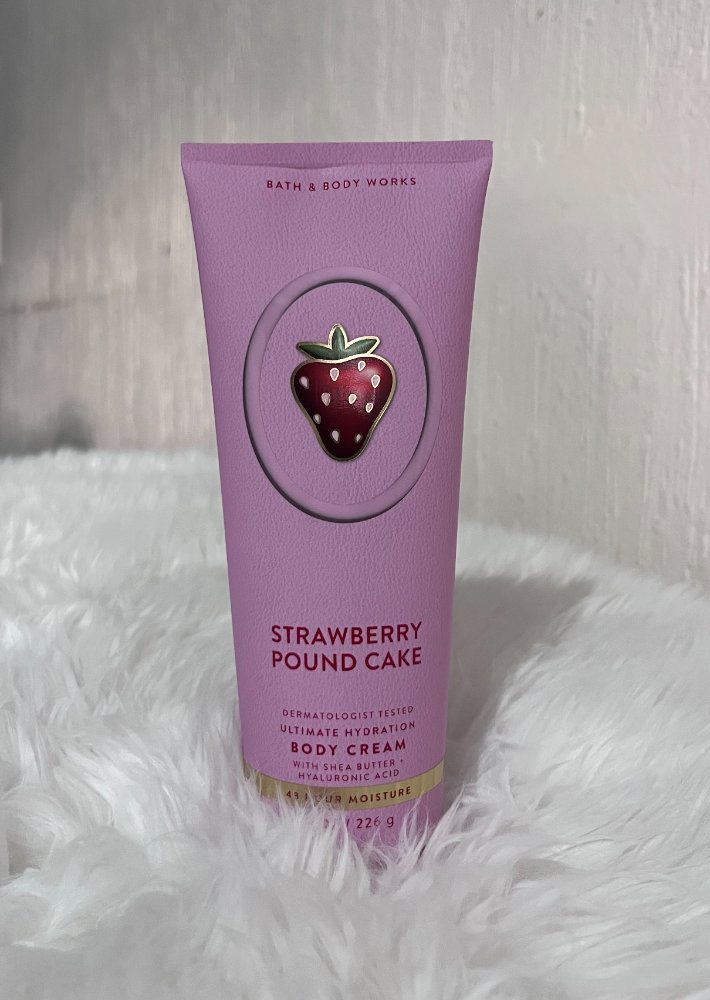 Body Cream -Body Bath & Body Works (Strawberry Poun Cake)
