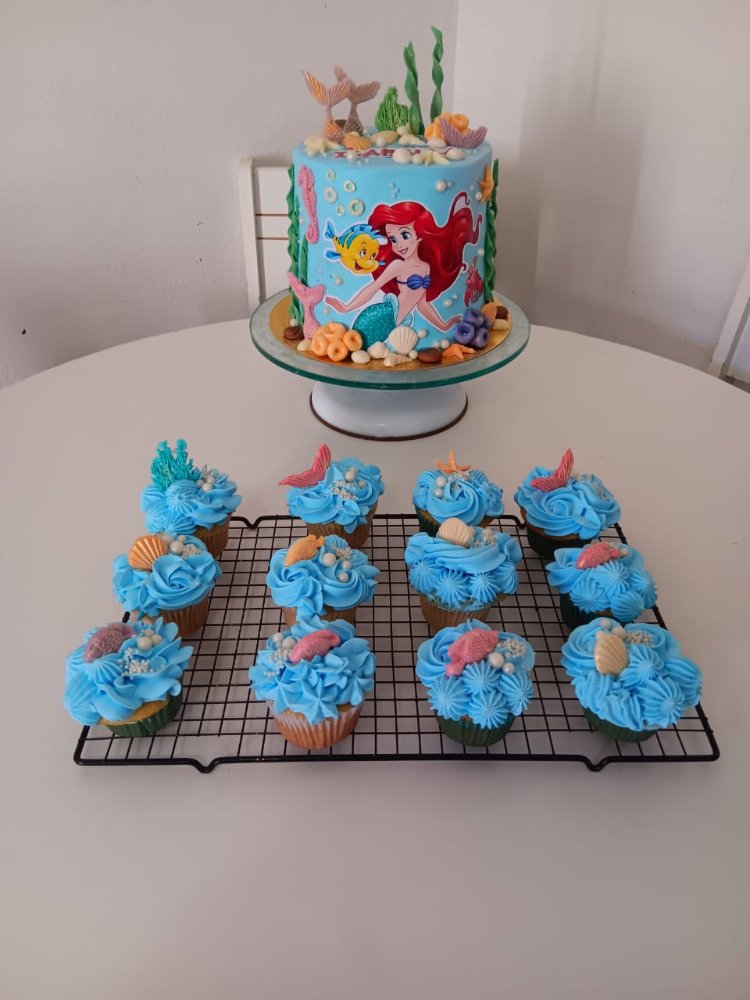 combo de torta y cupcakes