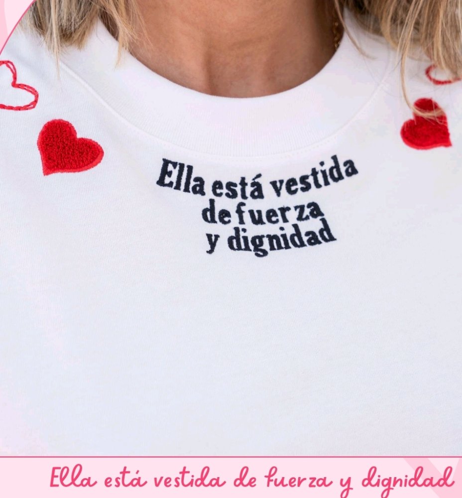 Ella está vestida de fuerza y dignidad S-XS-M