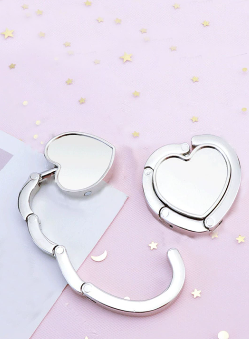 COLGANTE DE BOLSOS  CORAZON PLATEADO