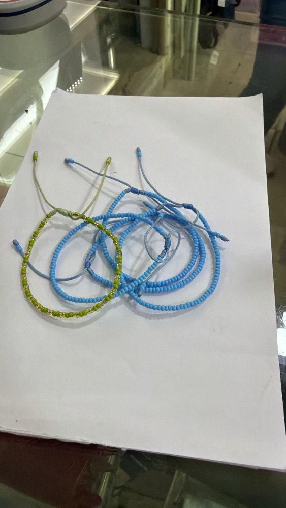 pulsera en h. 1 verde y 4 azul