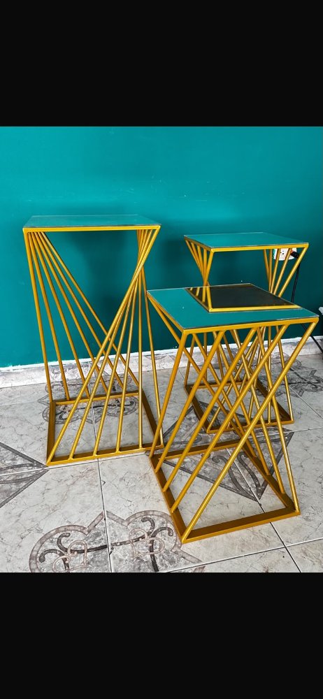 TRIO DE MESAS DORADAS CUADRADAS