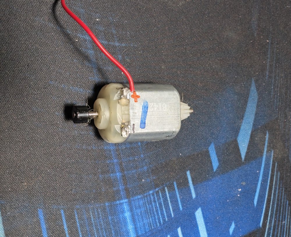 Motor DC 12V compacto ideal para proyectos electrónicos y robótica.