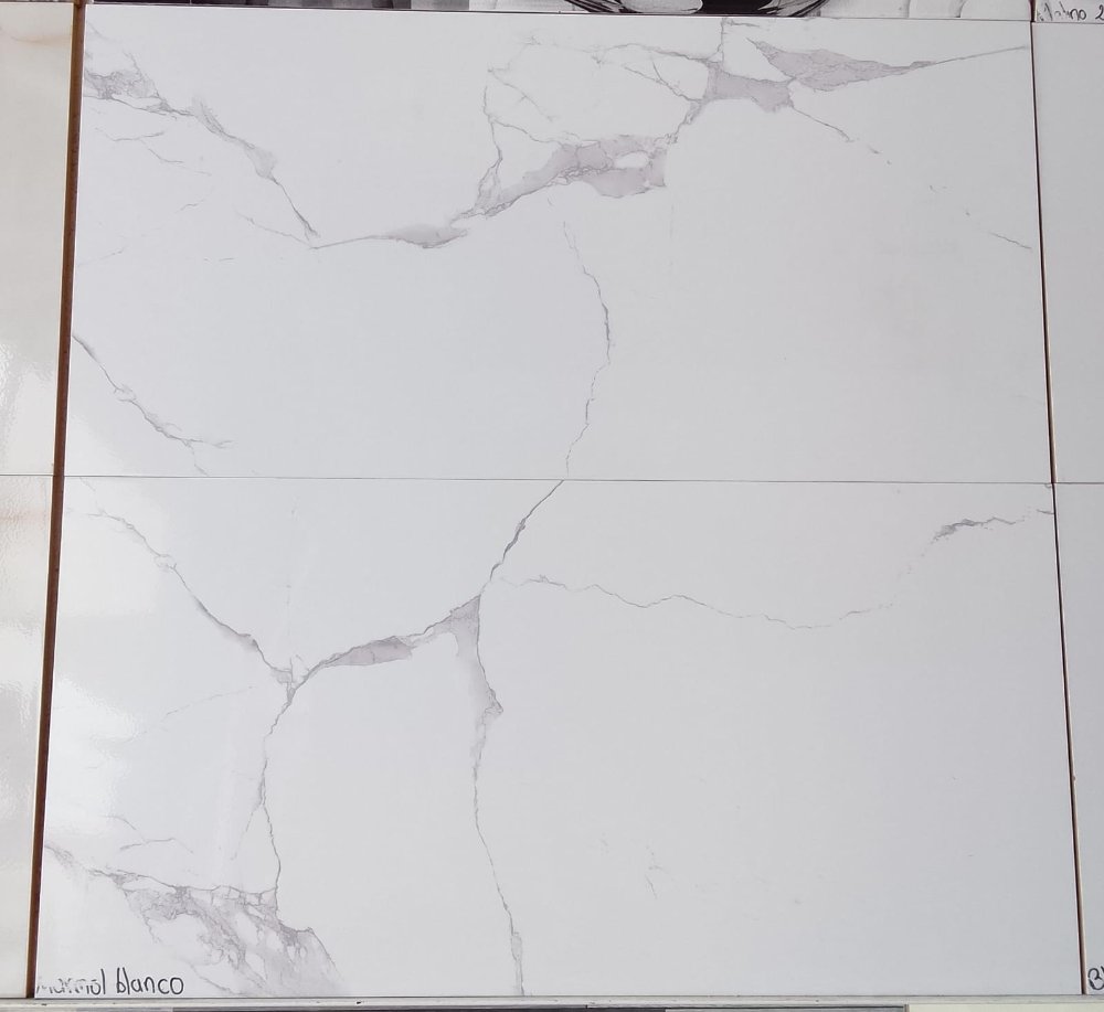 Pared marmol blanco fisurado 30x60