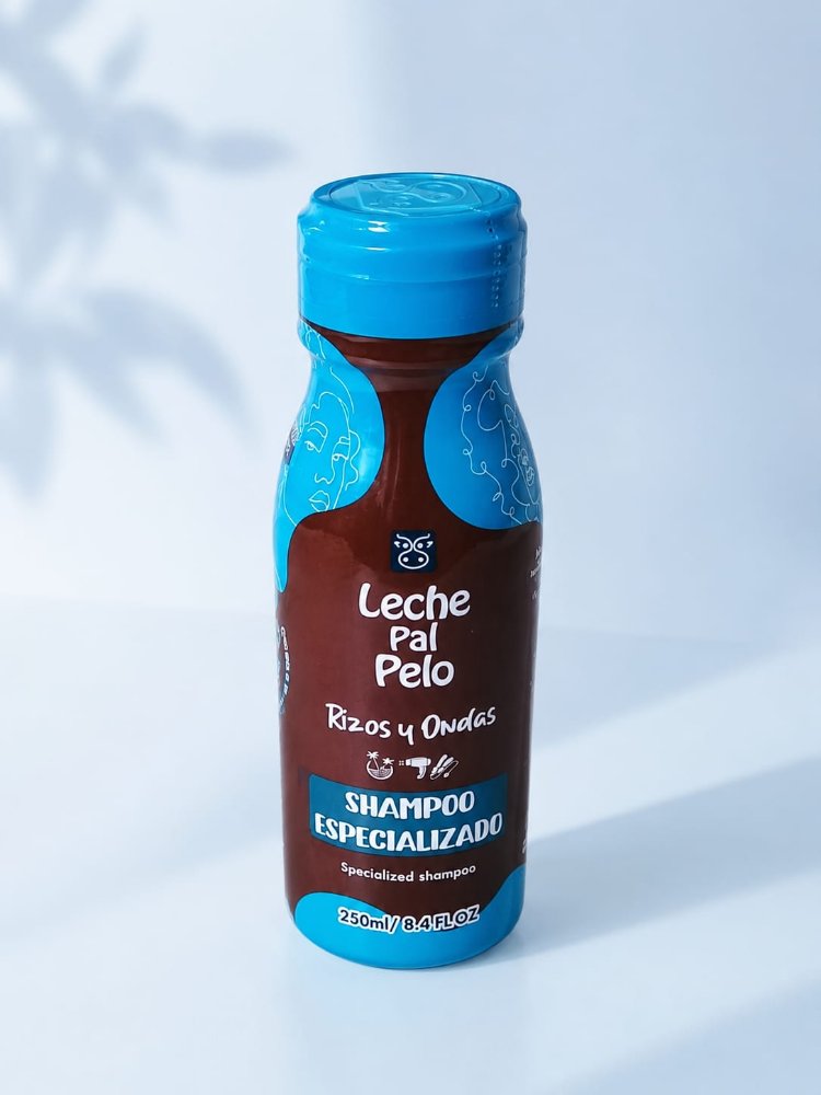 Shampoo especializado para rizos y ondas.