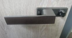 FORZA-Cerradura Recta puerta comunicación con aplique en cuero con pestillo magnético. Brown
