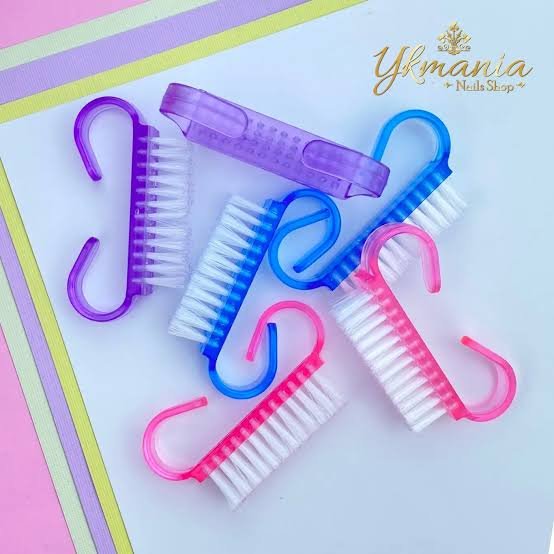 CEPILLO PARA UÑAS CON AGARRADERA X 1 UN