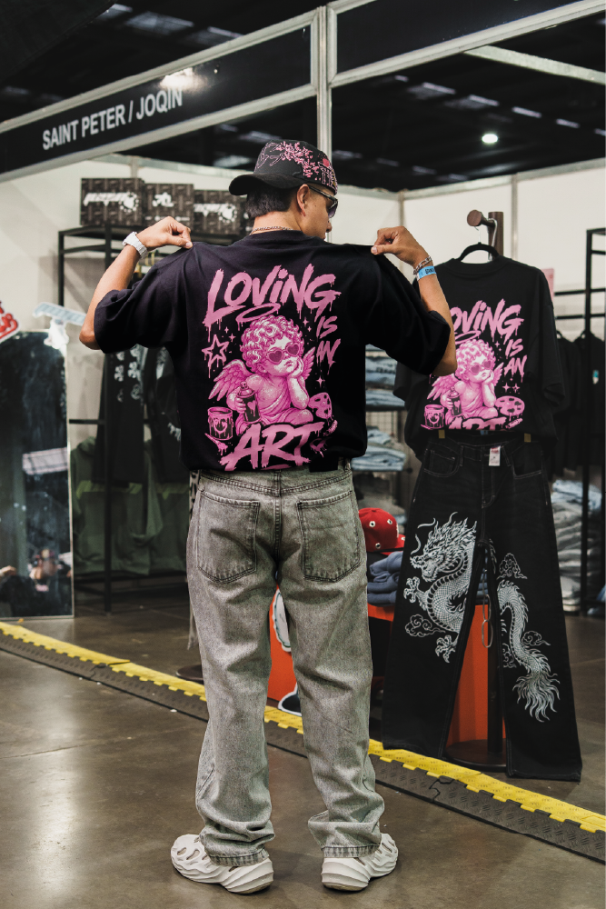 T-Shirt Loving Is An Art Negra