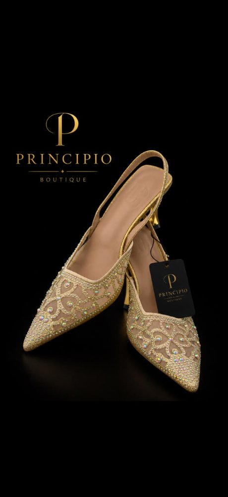tacones dorados de dama de punta fina