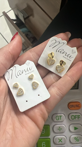 Brinco folhado ouro 18k trio corações cravejados