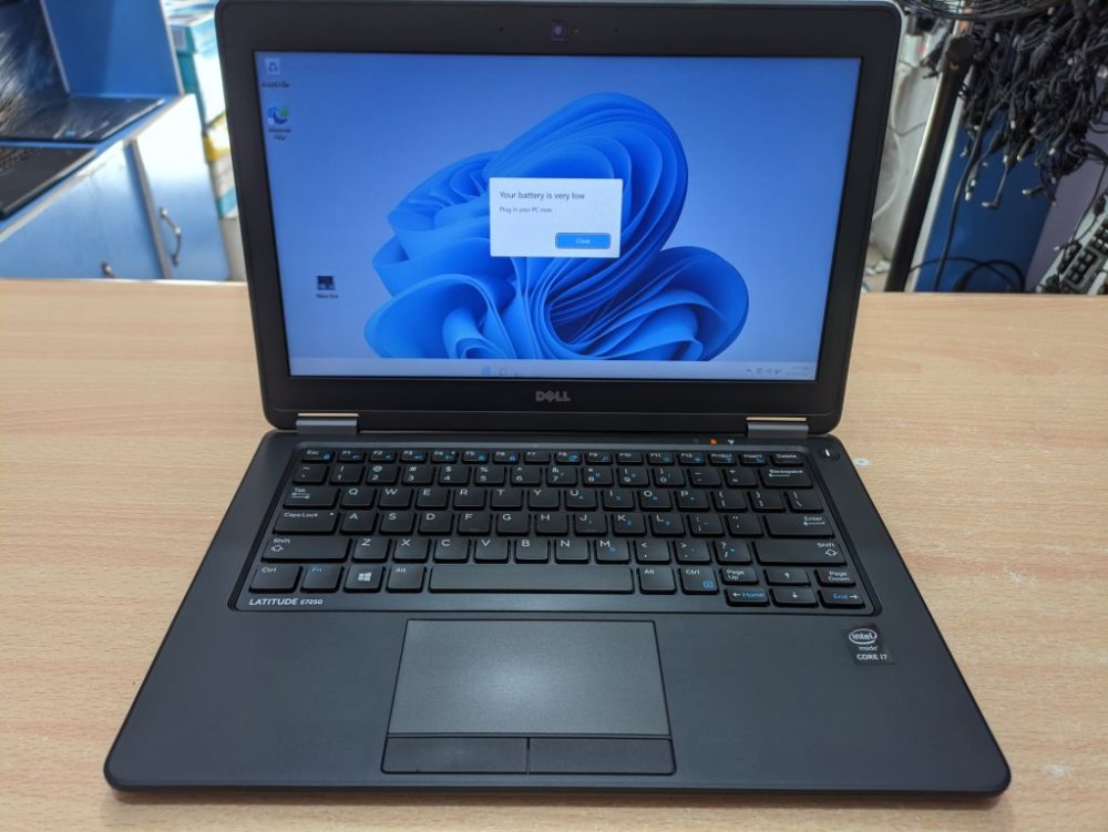 DELL E7250 I7-5600U 8/256 SSD