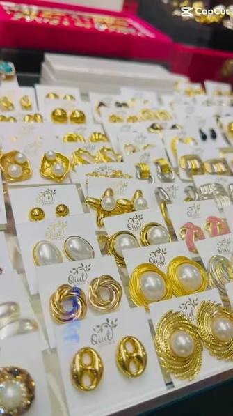 Aretes de acero dorado