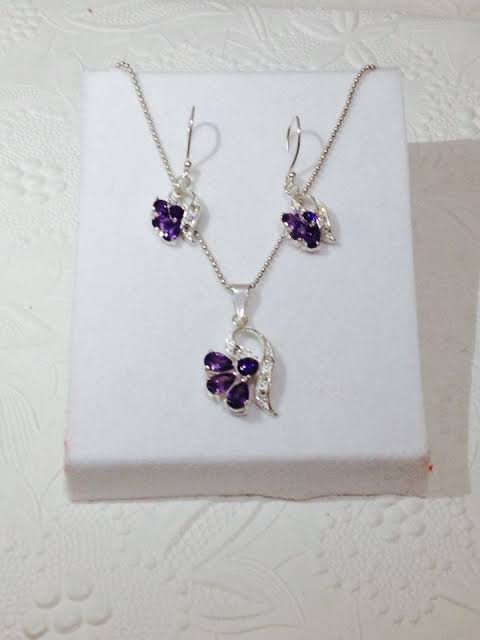 Juegos de cadena y aretes