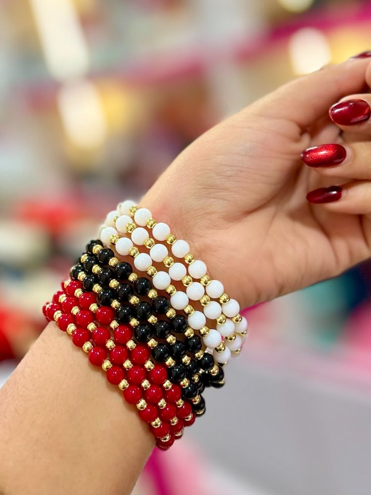 Pulseras artesanales con mostacilla de colores y balines.