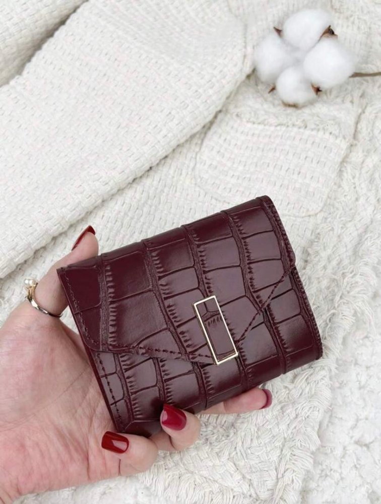 monedero vinotinto piel de cocodrilo