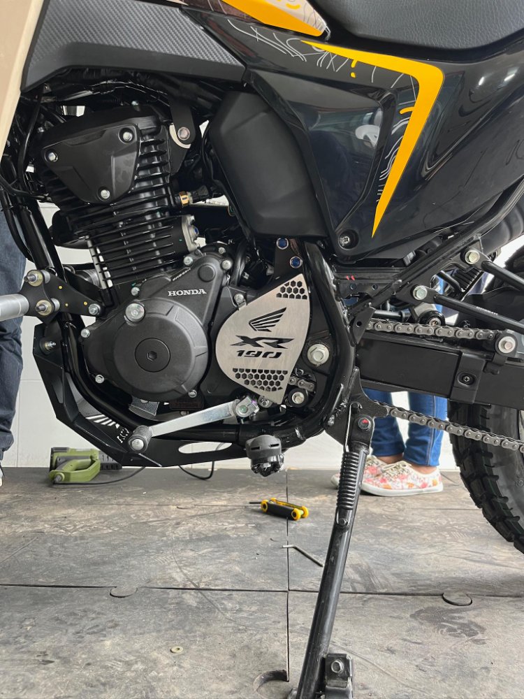 TAPA PIÑON XR190 - PERFORADO