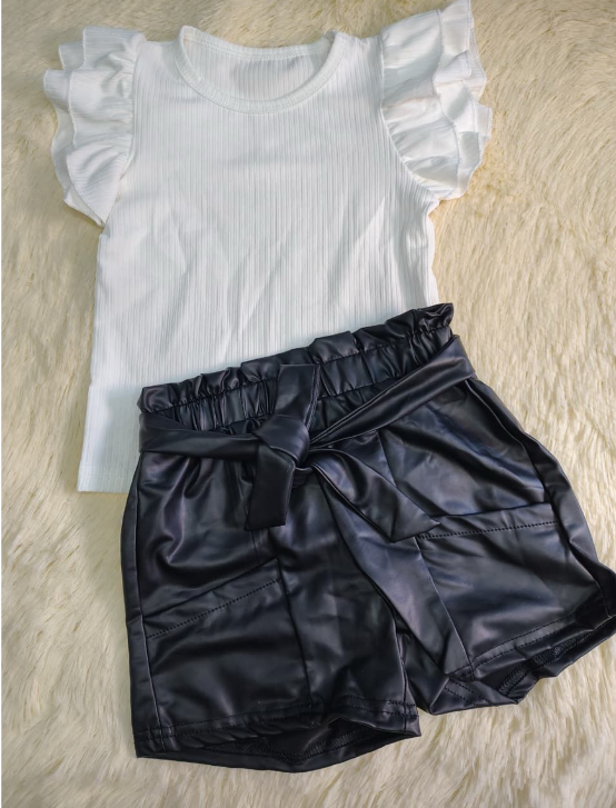 Short cuero + blusa + lazo