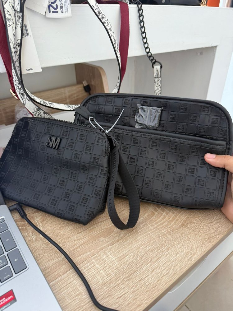 cartera color negro,