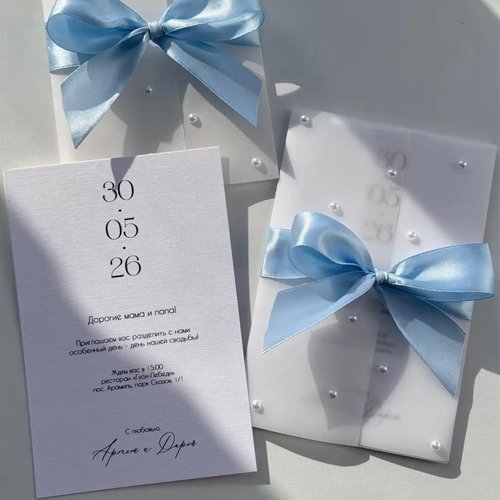 CONVITE DELICADO EM PAPEL ESPECIAL COM PÉROLAS E LAÇO