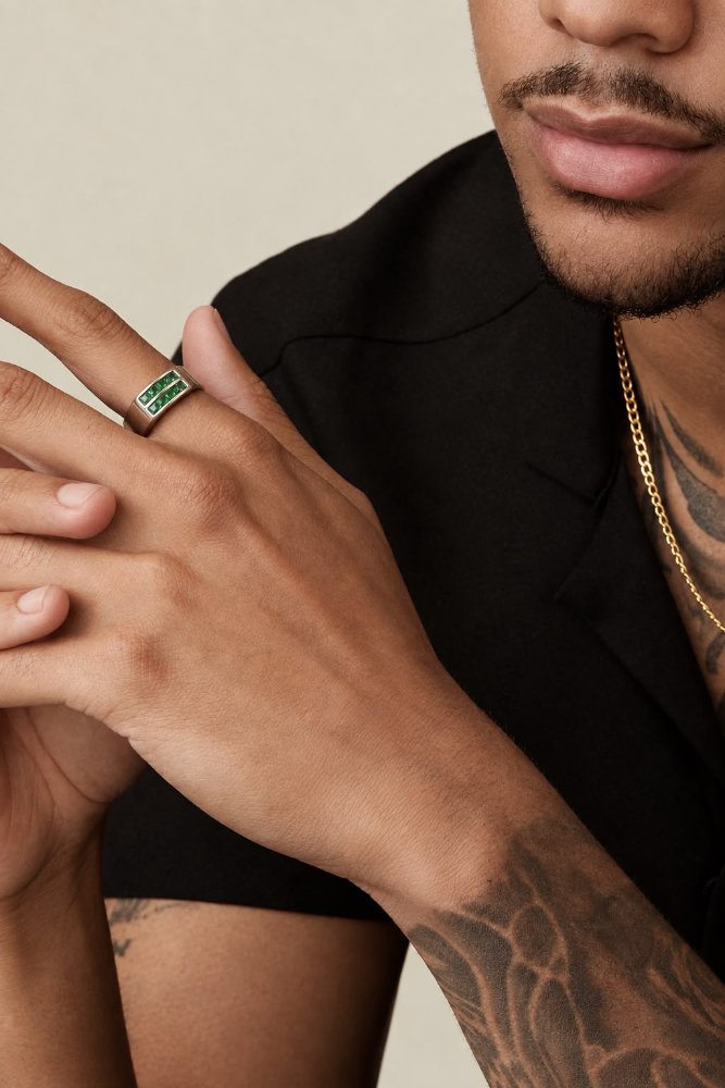 Anillo con líneas de sircones verdes