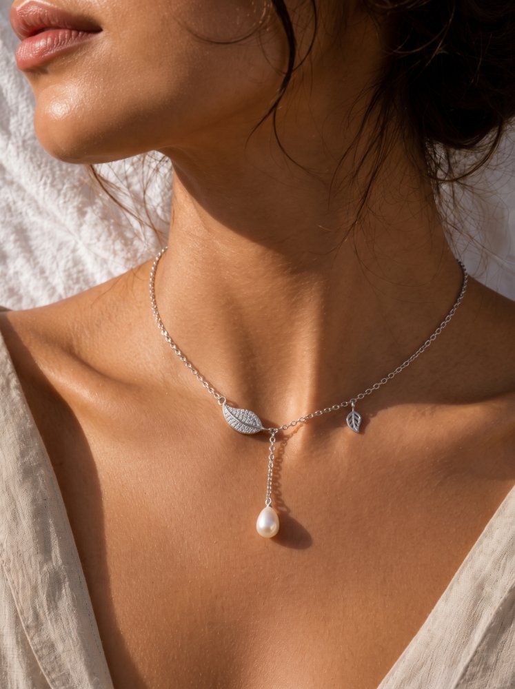Cadena con perla y hojas