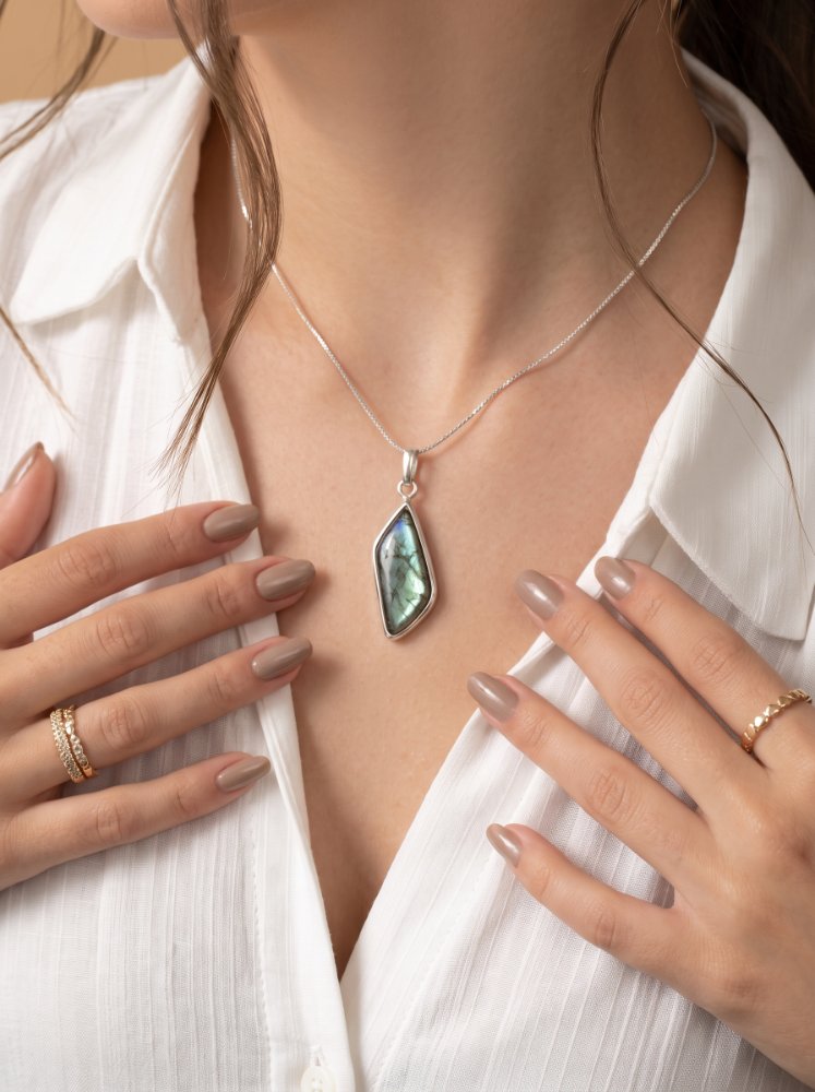 Cadena con dije piedra gris