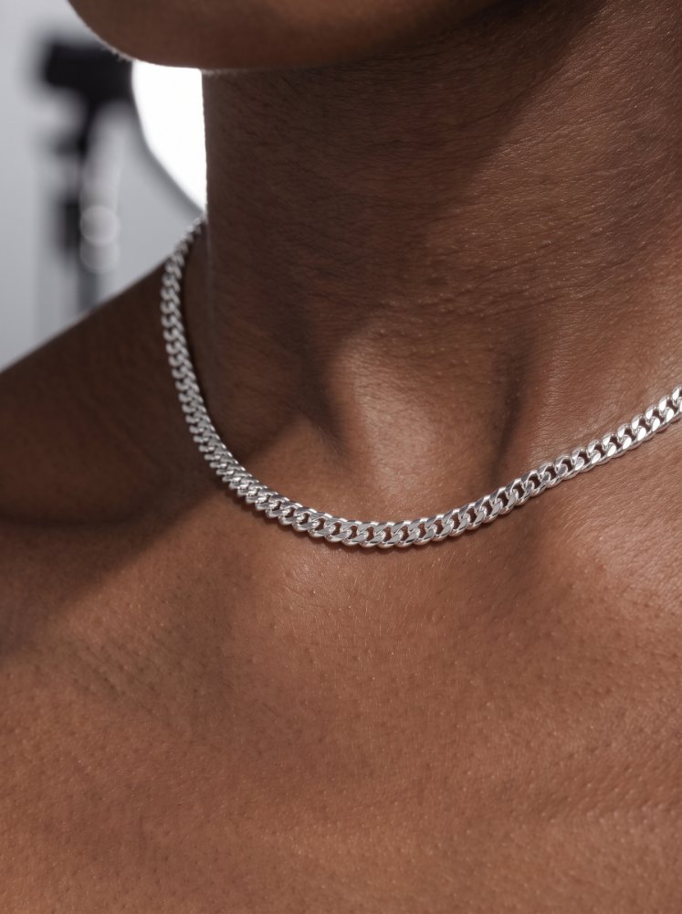 Cadena cubana diamantada en la mitad