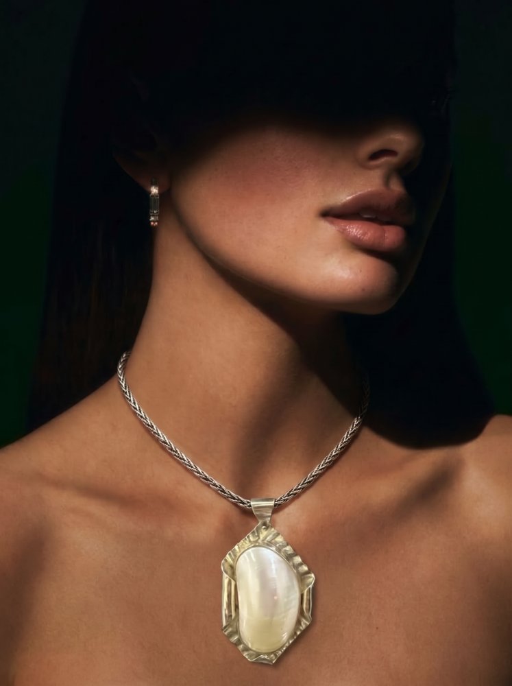 Cadena con dije de perla blanca