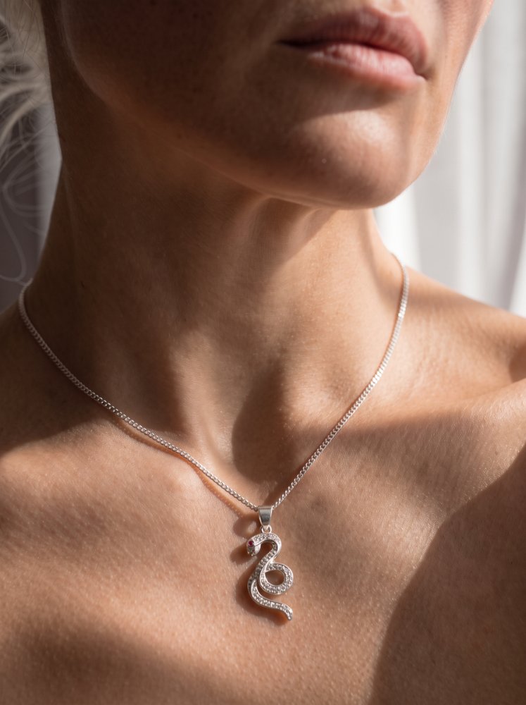 Cadena con dije serpiente