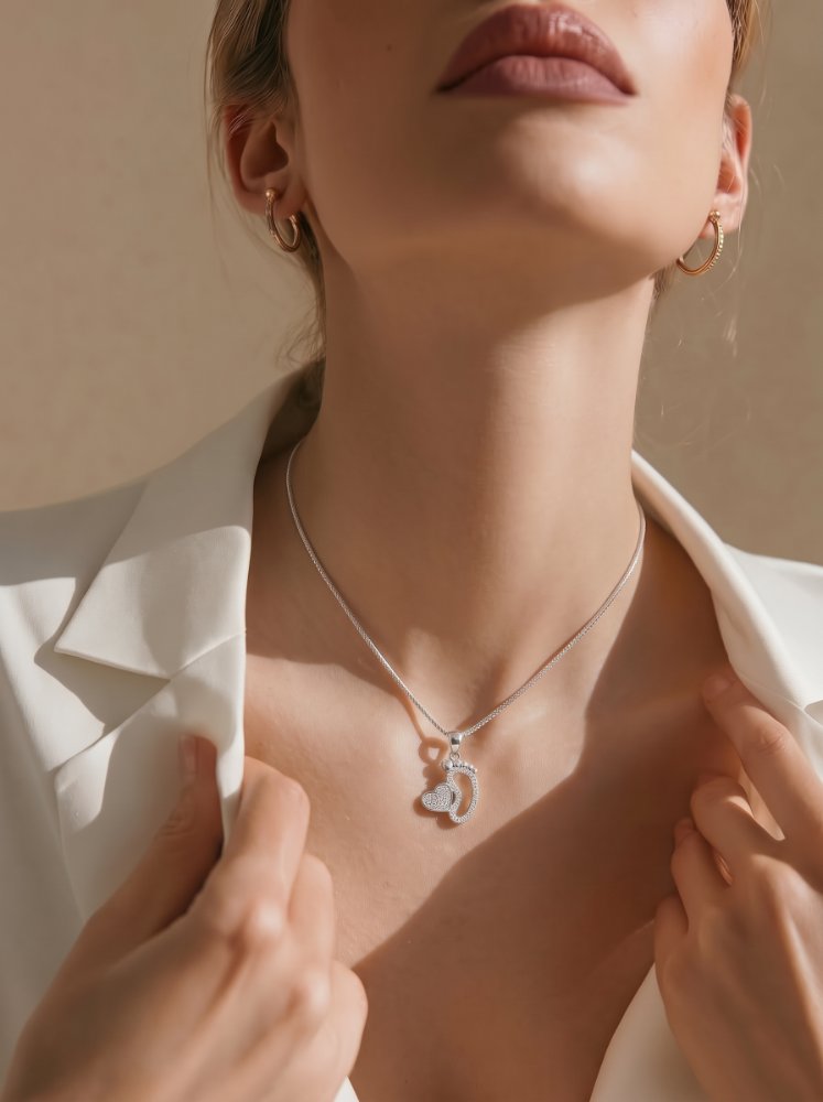Cadena y dije de huella de pie con corazón pequeño