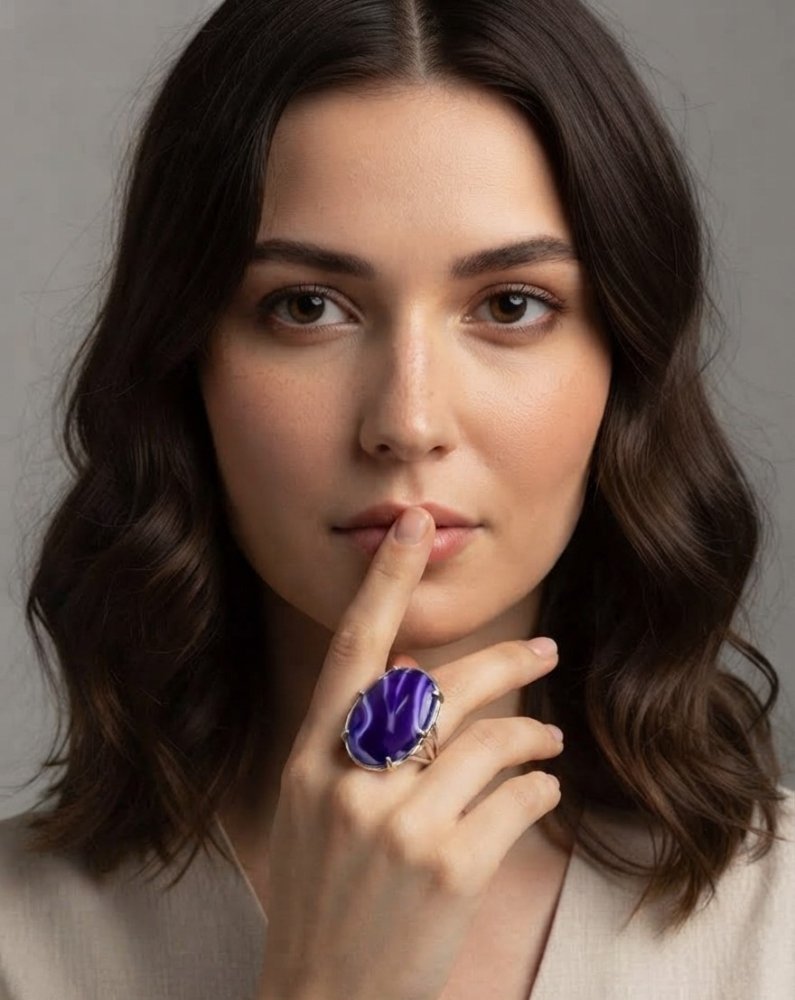 Anillo con piedra morada mármol blanco