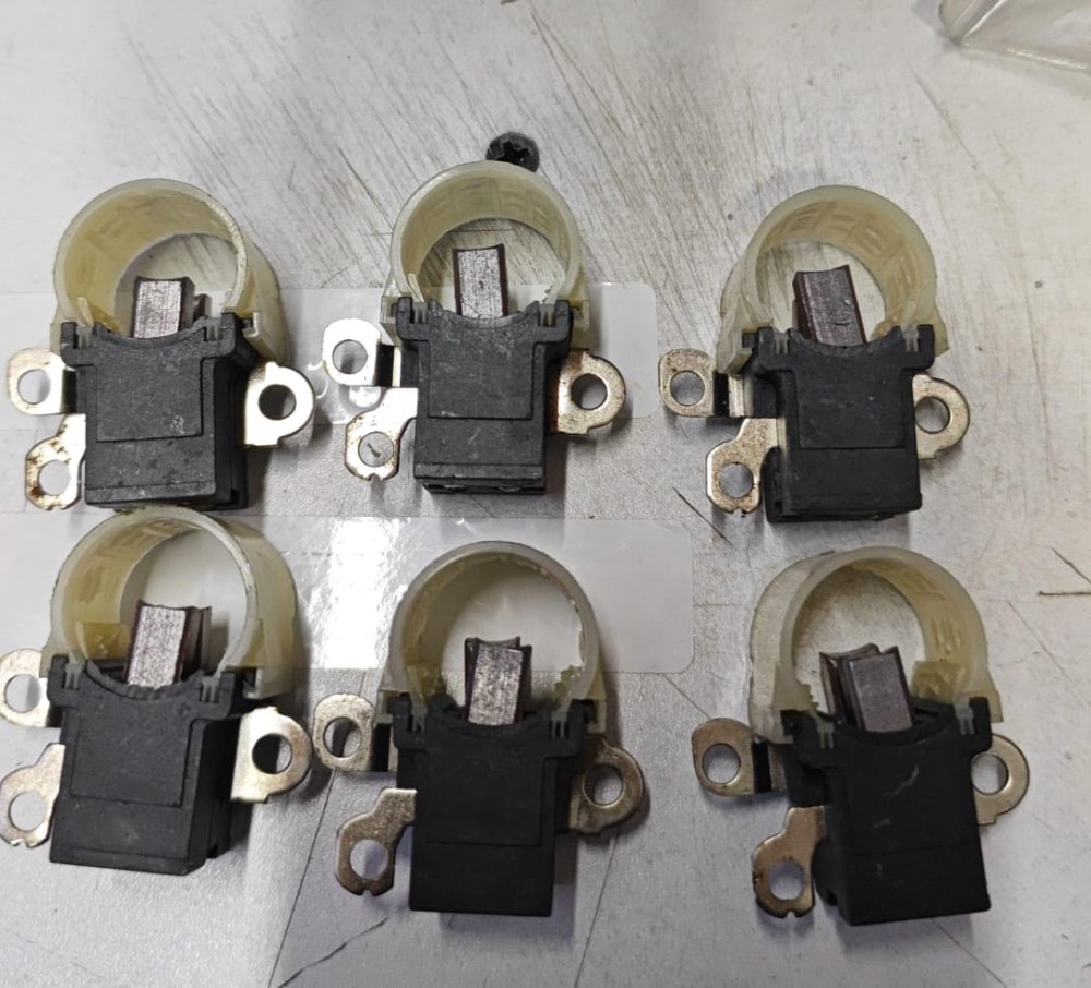 CARBONERA  ALTERNADOR DENSO CHEROKEE 3 PATAS