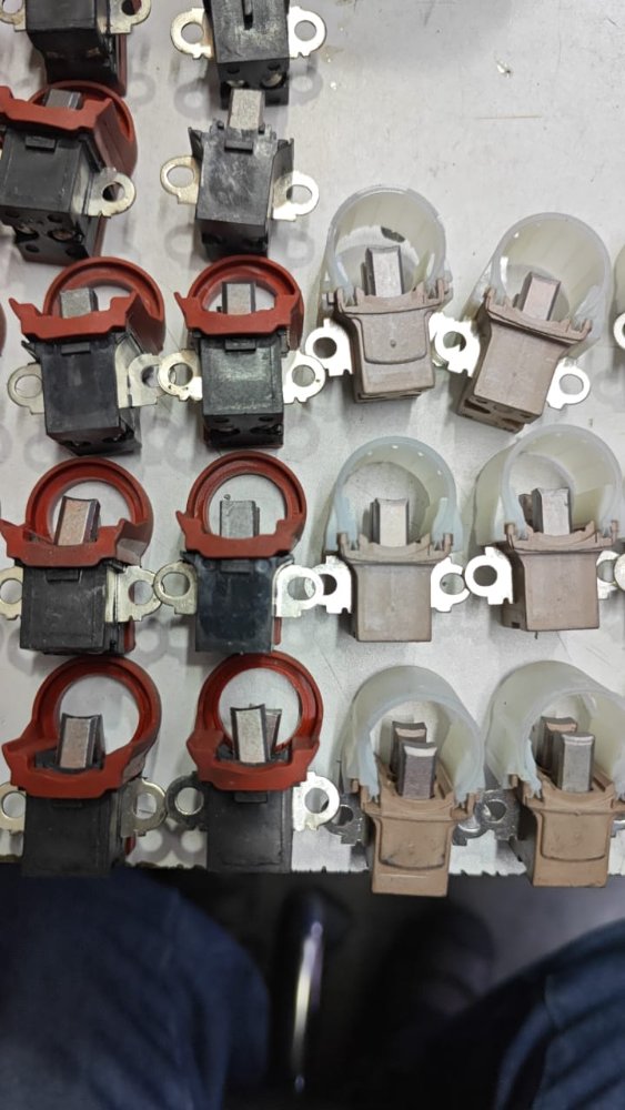 CARBONERA ALTERNADOR DENSO NEGRA Y MARRON 2 PATAS