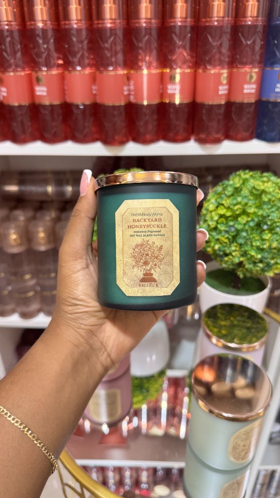 Vela 1 Mecha Backyard Honeysuckle 8oz - Bath & Body Works