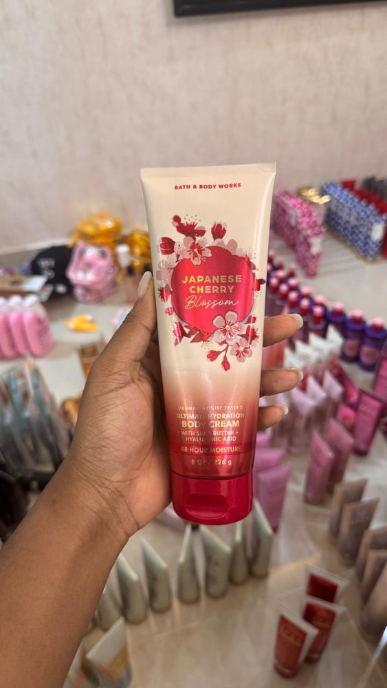 Japanese Cherry Blossom Ultimate Hydration Body Cream 8 oz - Bath & Body Works