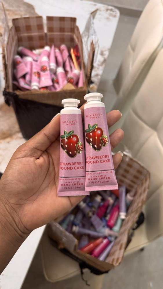 Strawberry Pound Cake Hand Cream 1 fl oz - Bath & Body Works